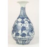 Porseleinen balustervormige vaas met bloemdecor, Japan 20e eeuw, h. 31 cm. (hals met