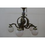 Bronzen Art Deco 5-lichts hanglamp met satine glasbollen.