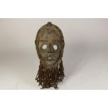 Mask, Côte d'Ivoire, l. 32 cm.Aangezichtsmasker met plantenvezel omkranst, Ivoorkust, Dan, l. 32