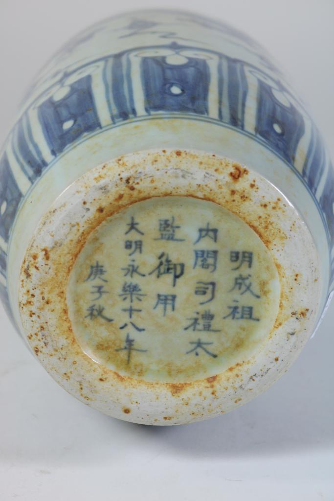 a lot of 7 porcelain vases, China 20th century.Lot van 4 porseleinen vazen en een pelgrimfles en - Image 11 of 13