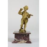 Bronzen sculptuur van dienstbode in 18e eeuwse kledij met dienblad en brief op marmeren voet, h.