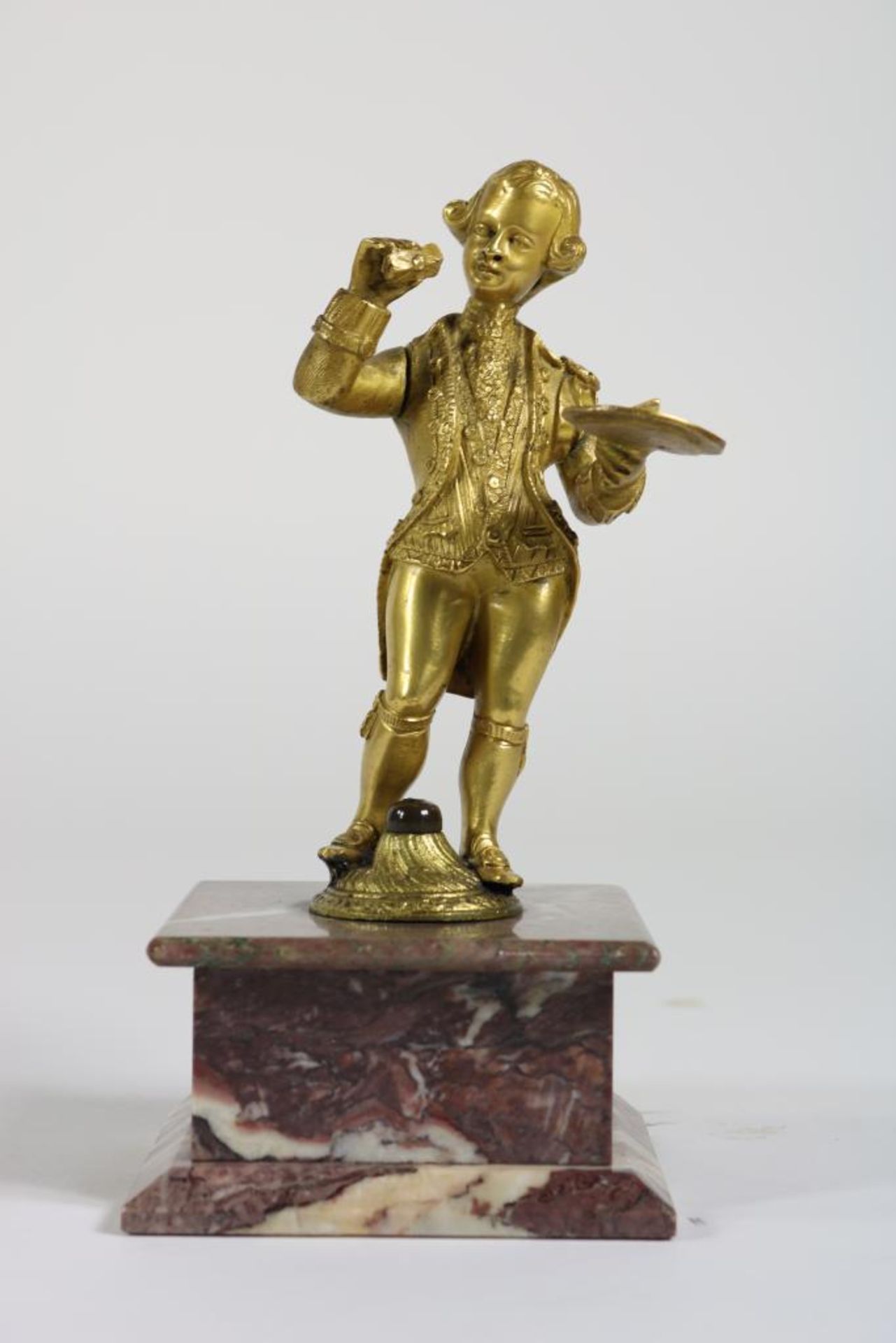 Bronzen sculptuur van dienstbode in 18e eeuwse kledij met dienblad en brief op marmeren voet, h.