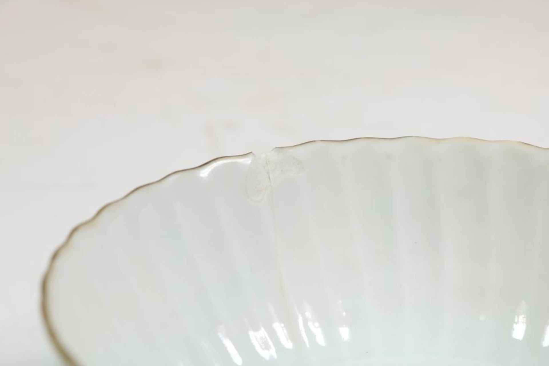 a set of 5 porcelain bowls, China 19th century.Serie van 5 geribde porseleinen kommen met famille - Bild 5 aus 6
