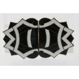 A black and white enamelled Art Deco buckle, width 5cm.Een zwarte-wit geëmailleerde Art Deco gesp,