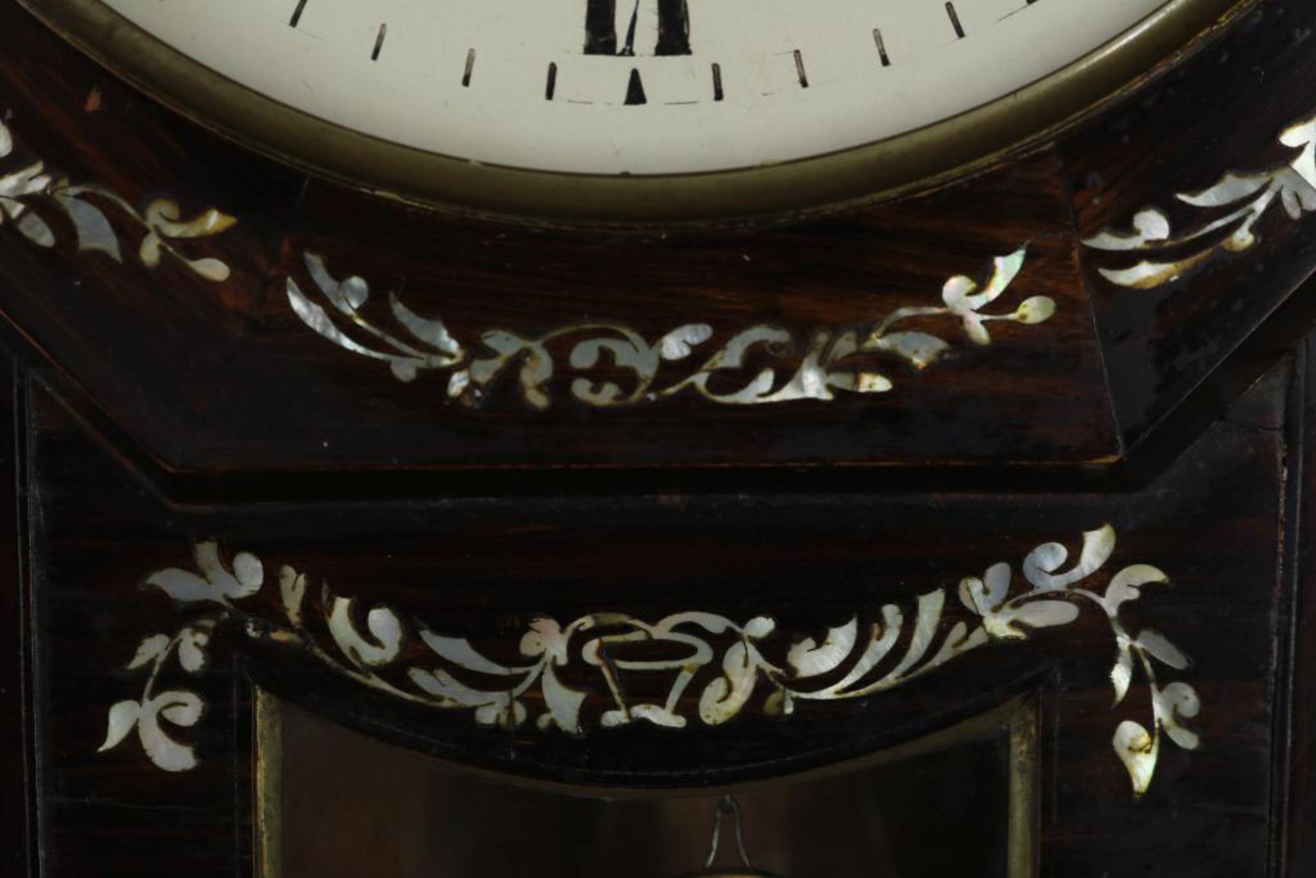 Houten wandklok met parelmoer ingelegd en metalen wijzerplaat, eind 19e eeuw, 58 x 45 cm. (geen - Bild 3 aus 3