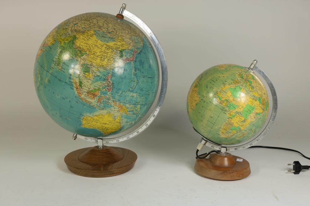 Lot van een staatkundige globe, Prof. Dr. Arthur Krause. Schaal 1:38.600.000, 1964, h. 45 cm. een