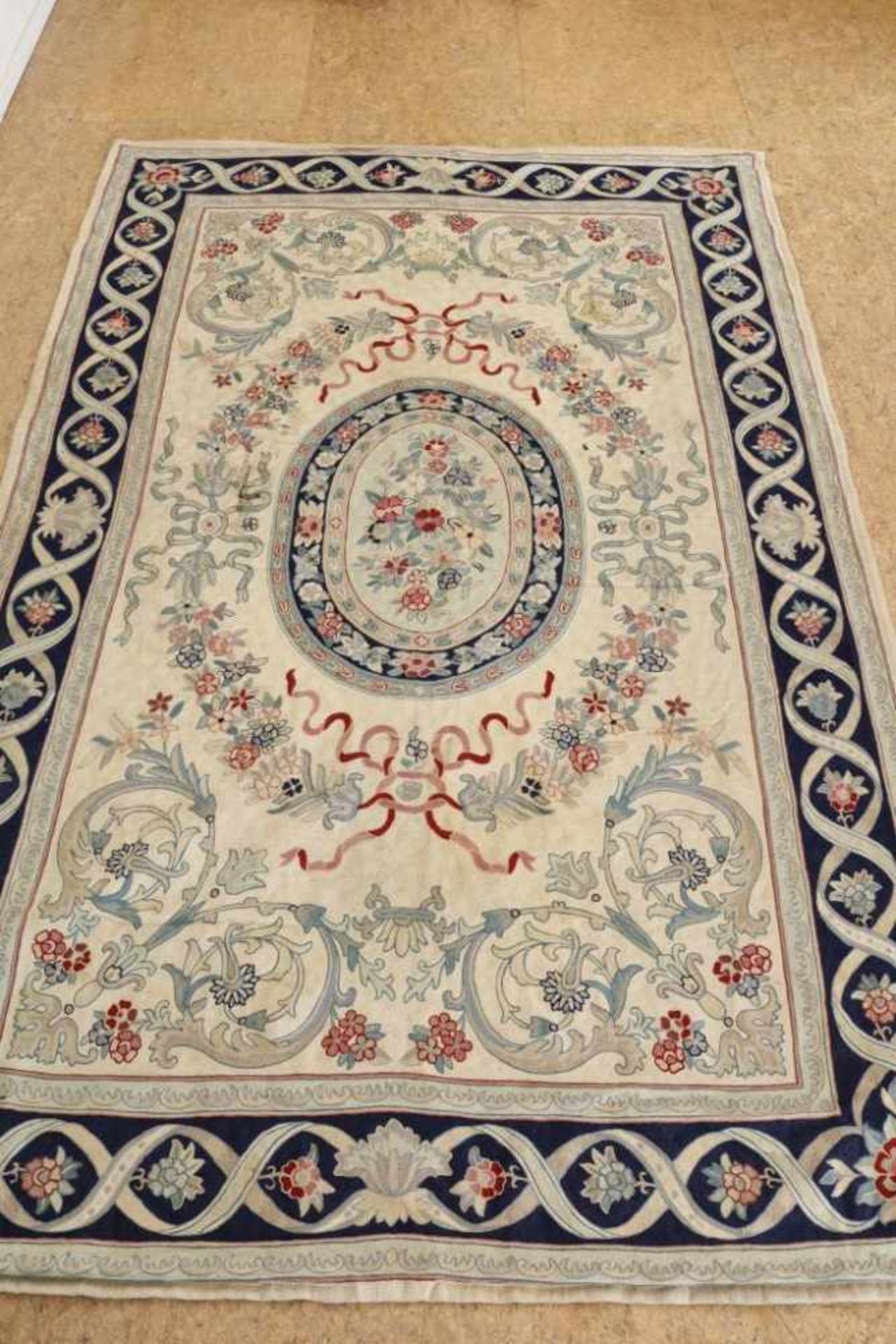 Wool woven carpet with medaillions and flowers, France, 257 x 166 cm.Wol geweven kleed met medallion