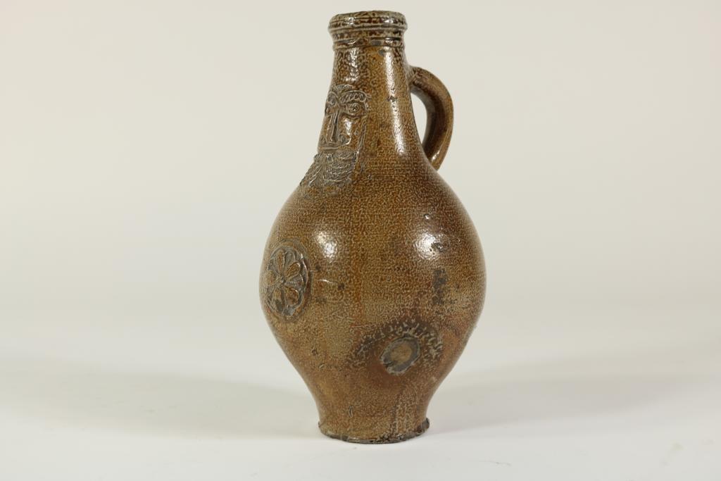 Stoneware bellarmine (beardman) jug, Frechen 17th century, h. 23 cm.Steengoed met tijgerglazuur
