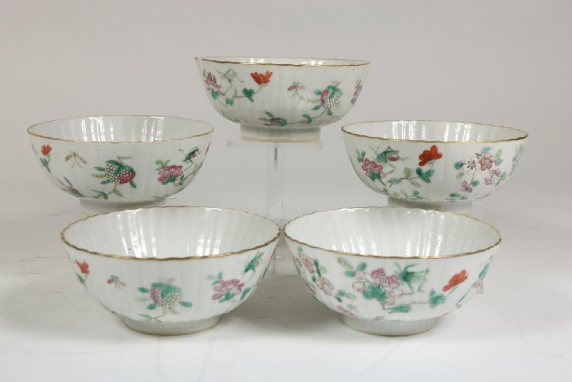 a set of 5 porcelain bowls, China 19th century.Serie van 5 geribde porseleinen kommen met famille