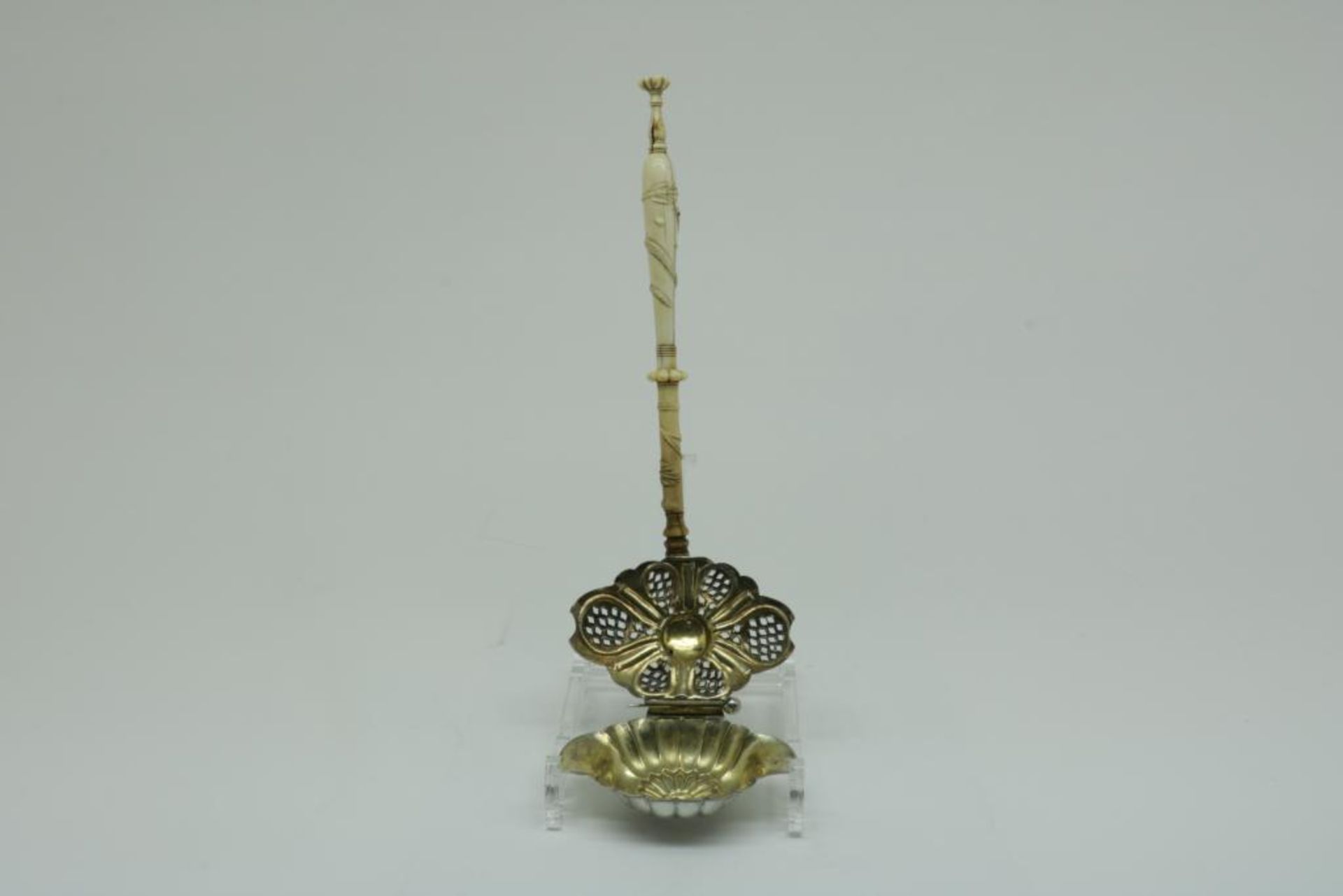 A silver mulled wine spoon with ivory handle, gilded, Belgium (1832-1869), 835/000, br. gew. 116 gr, - Bild 2 aus 5