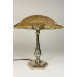 Verzilverde Art Deco tafellamp met amberkleurige glaskap met reliefdecor, ges. Deque France, h. 40