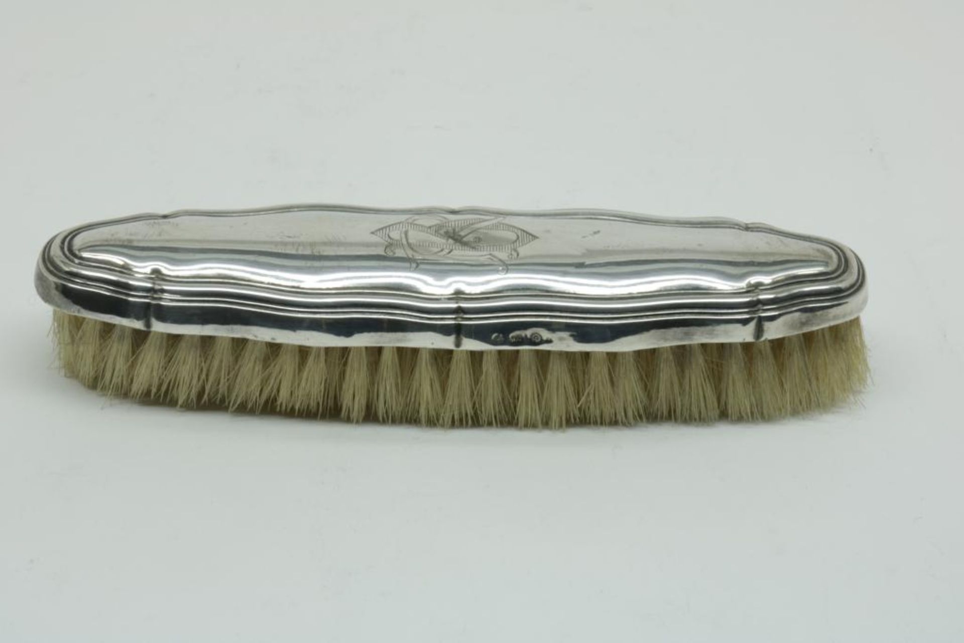 A silver fanity set, German, 800/000, gross w. 623gr, monogrammed.Een vierdelig zilveren kapset, - Bild 4 aus 4