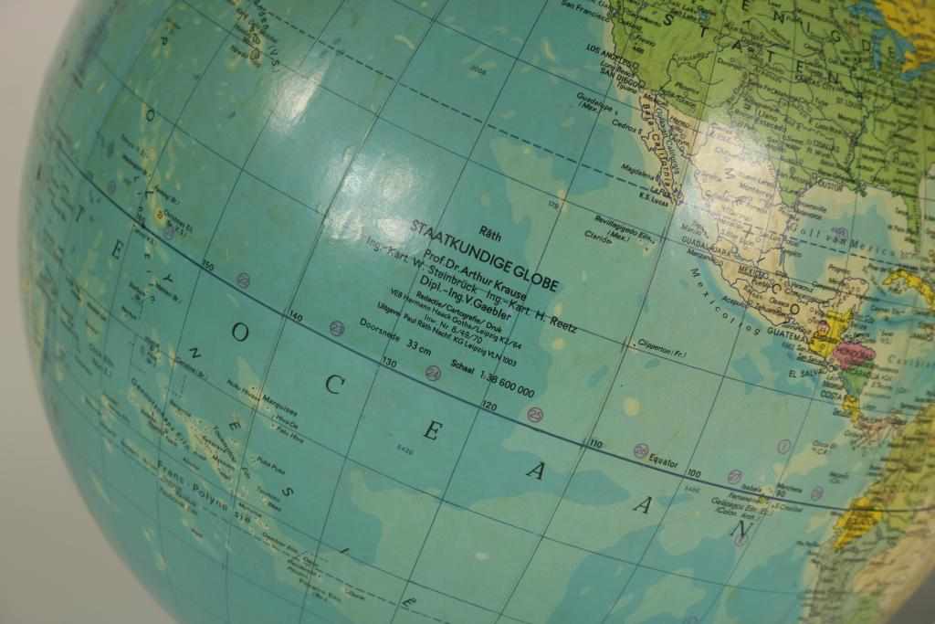 Lot van een staatkundige globe, Prof. Dr. Arthur Krause. Schaal 1:38.600.000, 1964, h. 45 cm. een - Image 2 of 3