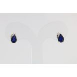 A set of white gold earring with drop shaped sapphire, total ca. 1.60ct, 750/000, length 7mm.Een