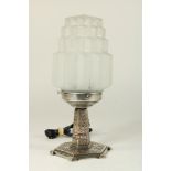 Verzilverde Art Deco tafellamp met gesatineerde glaskapje, h. 30 cm.