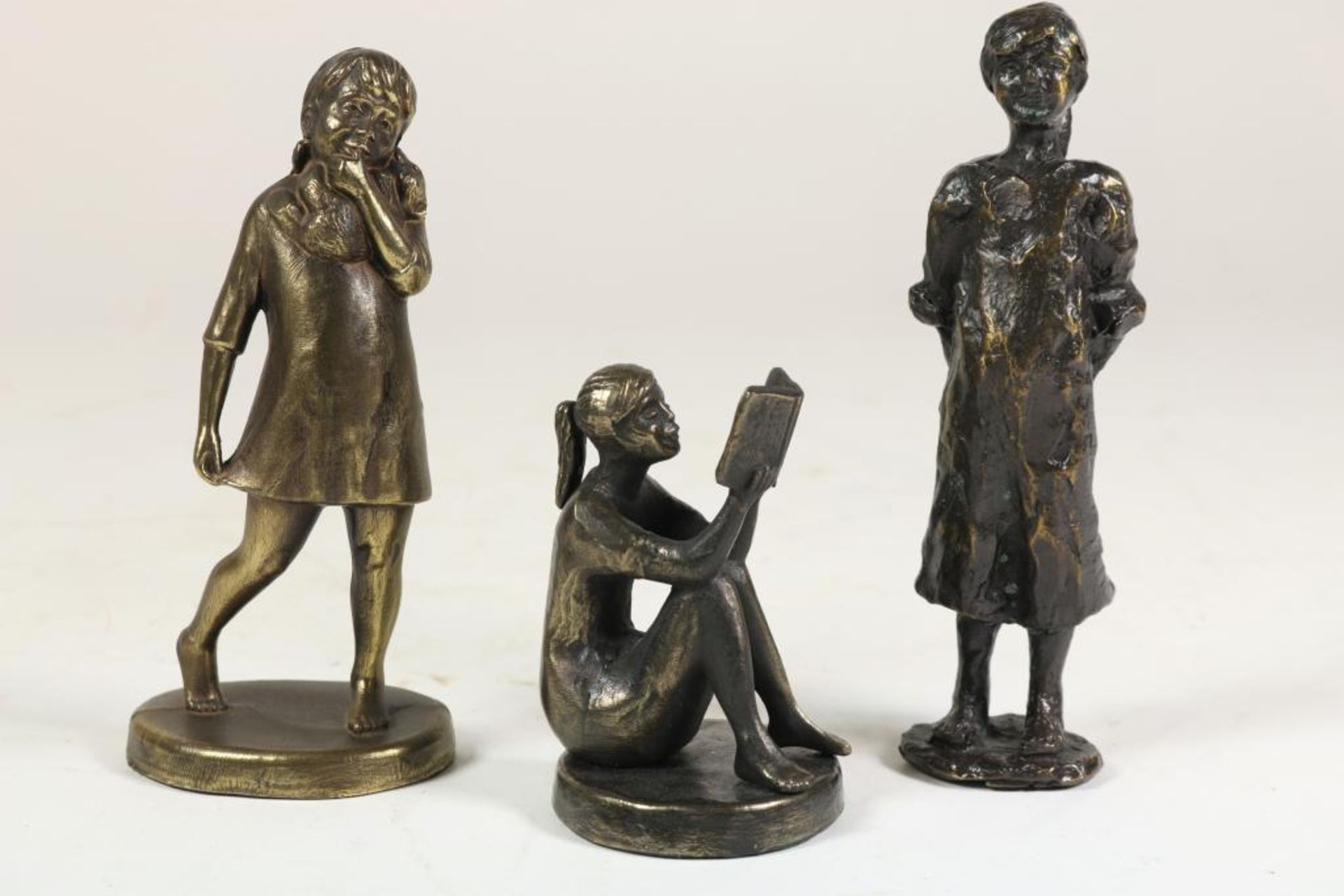 Lot van 3 bronzen sculptuurtjes van kinderen, w.o. Sophietje van Corry van Ammerlaan-van Niekerk.