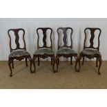 a set of 4 walnut Queen-Anne-style chairs.Serie van 4 noten Queen-Anne-stijl stoelen met groen