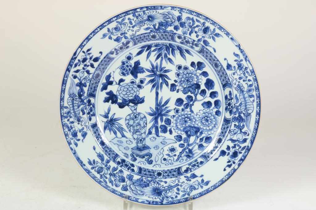 Porcelain Qianlong dish decorated with flowers, China 18th century, diam.Porsleinen Qianlong schotel