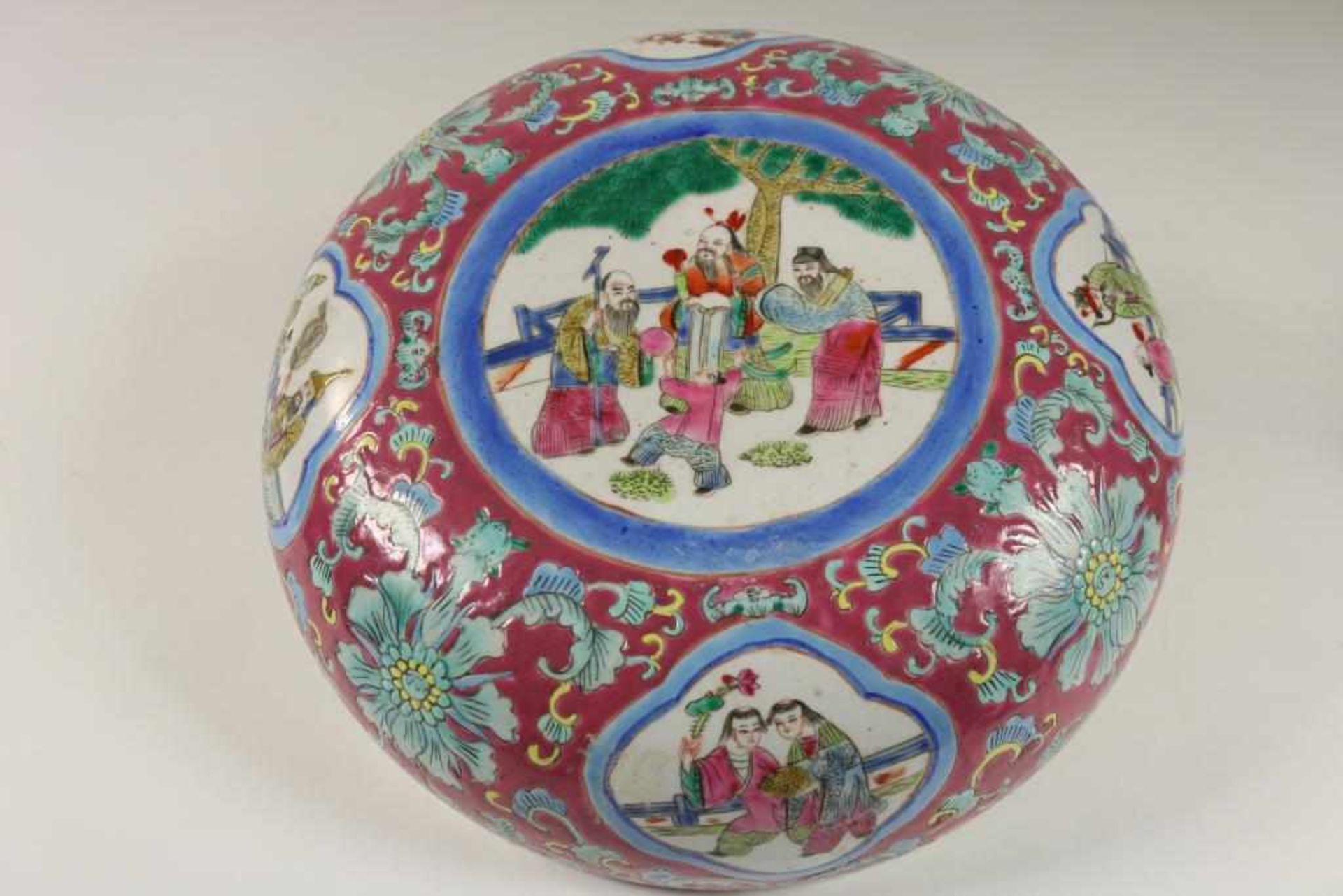 Porcelain Famille-Rose bowl with cover, decorated with figures, marked with sealmark, China 20th - Bild 5 aus 7