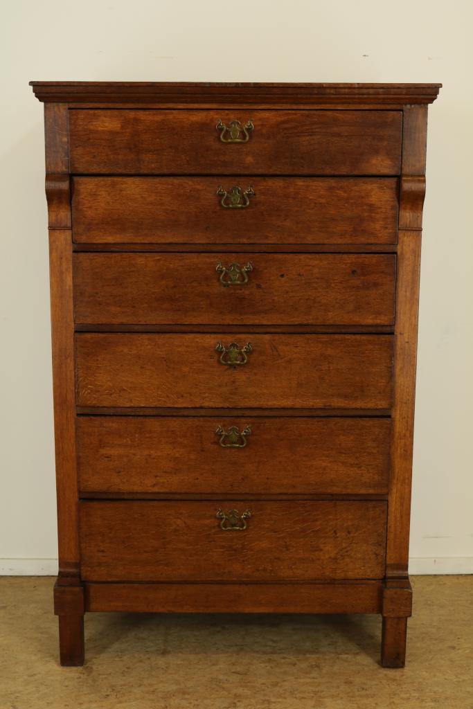 Eiken chiffoniere met 6 laden, Holland ca. 1830, h. 155, br. 100, d. 48 cm.