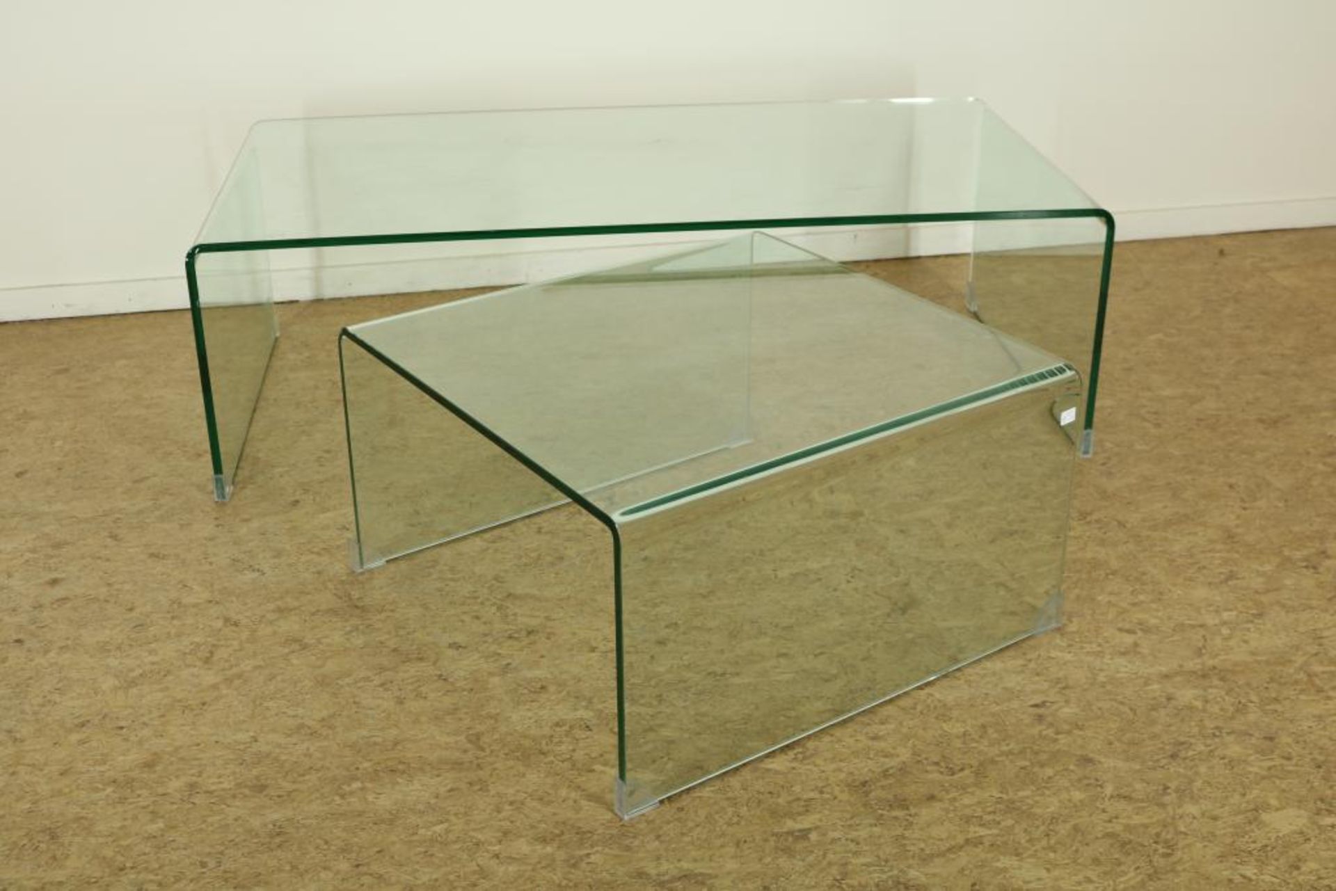 Lot of a curved glass design side tables, h. 36, w. 119, d. 60 cm. And a matching side table, h
