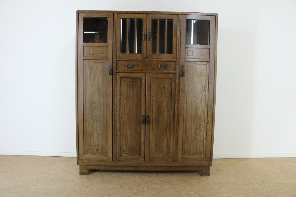 Oak buffet with 6 doors and a drawer, h. 173, w. 146, d. 40 cm.Eiken buffetkast met 6 deuren en