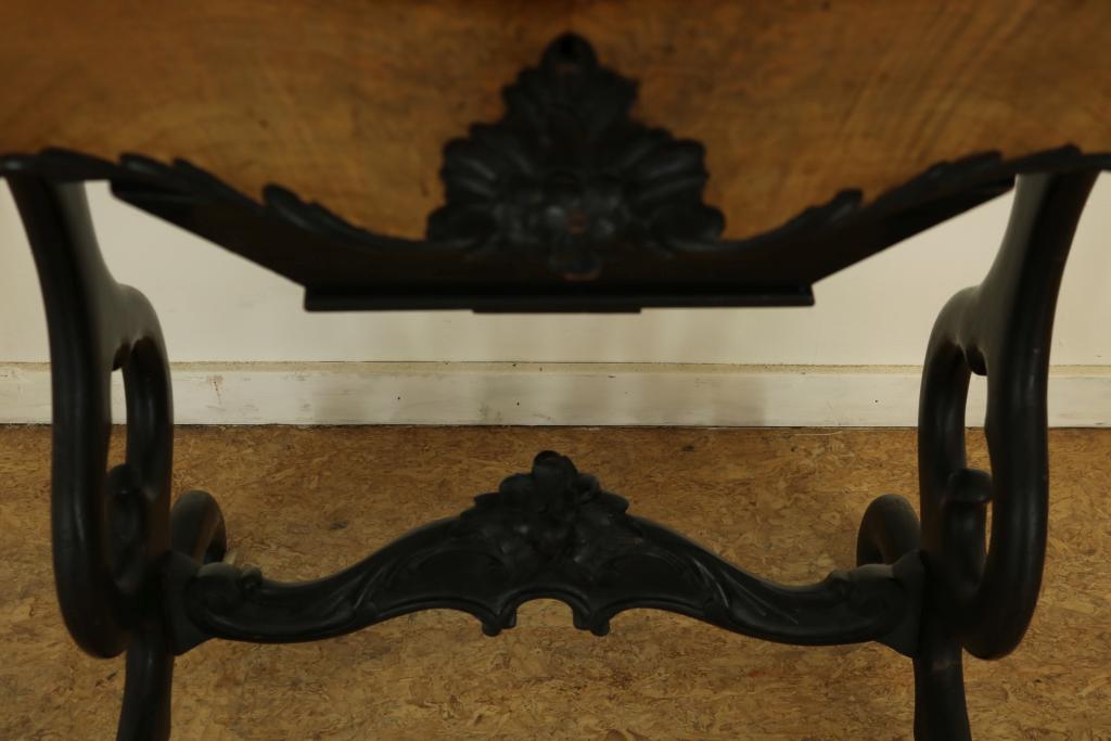 Mahogany seewing table, 19th centuryMahonie Willem III naaitafel met klep waarachter vakverdeling, - Image 3 of 3