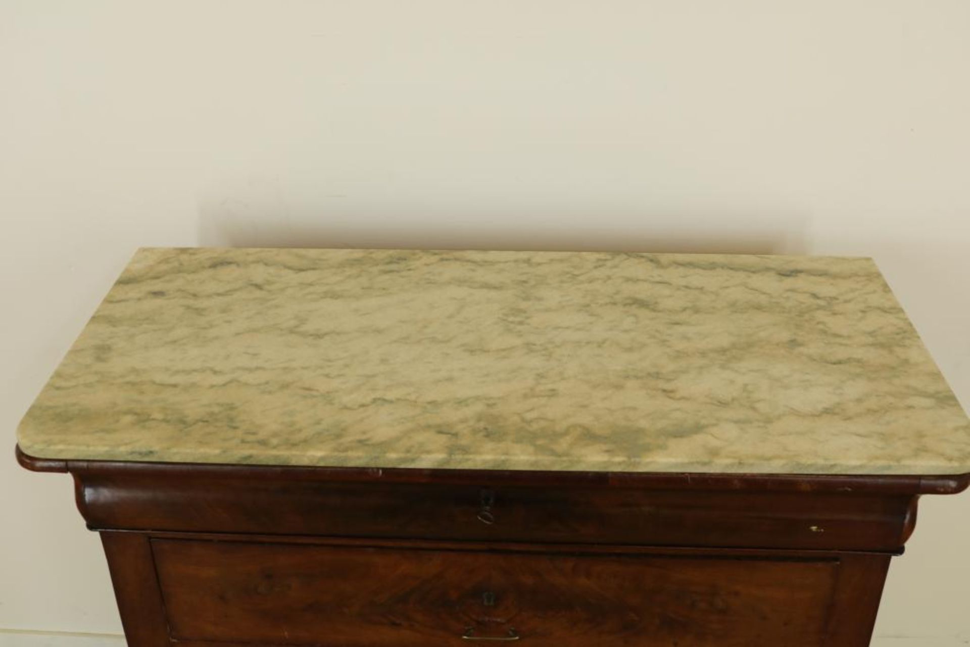 Mahogany chest of drawers, with green marble sheet, 4 drawers, h. 104 w. 109 d. 50 cm.Mahonie - Bild 2 aus 3