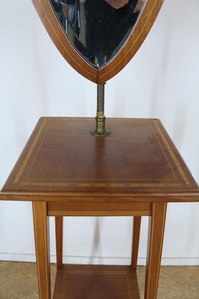 Noten etagere tafeltje met bandintarsia ingelegd en geslepen scheerspiegel, h. 150 cm. (spiegel - Image 2 of 3