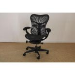 Black desk chair, designed by Herman MillerZwarte bureaustoel met kunststoffen rug en zitting,