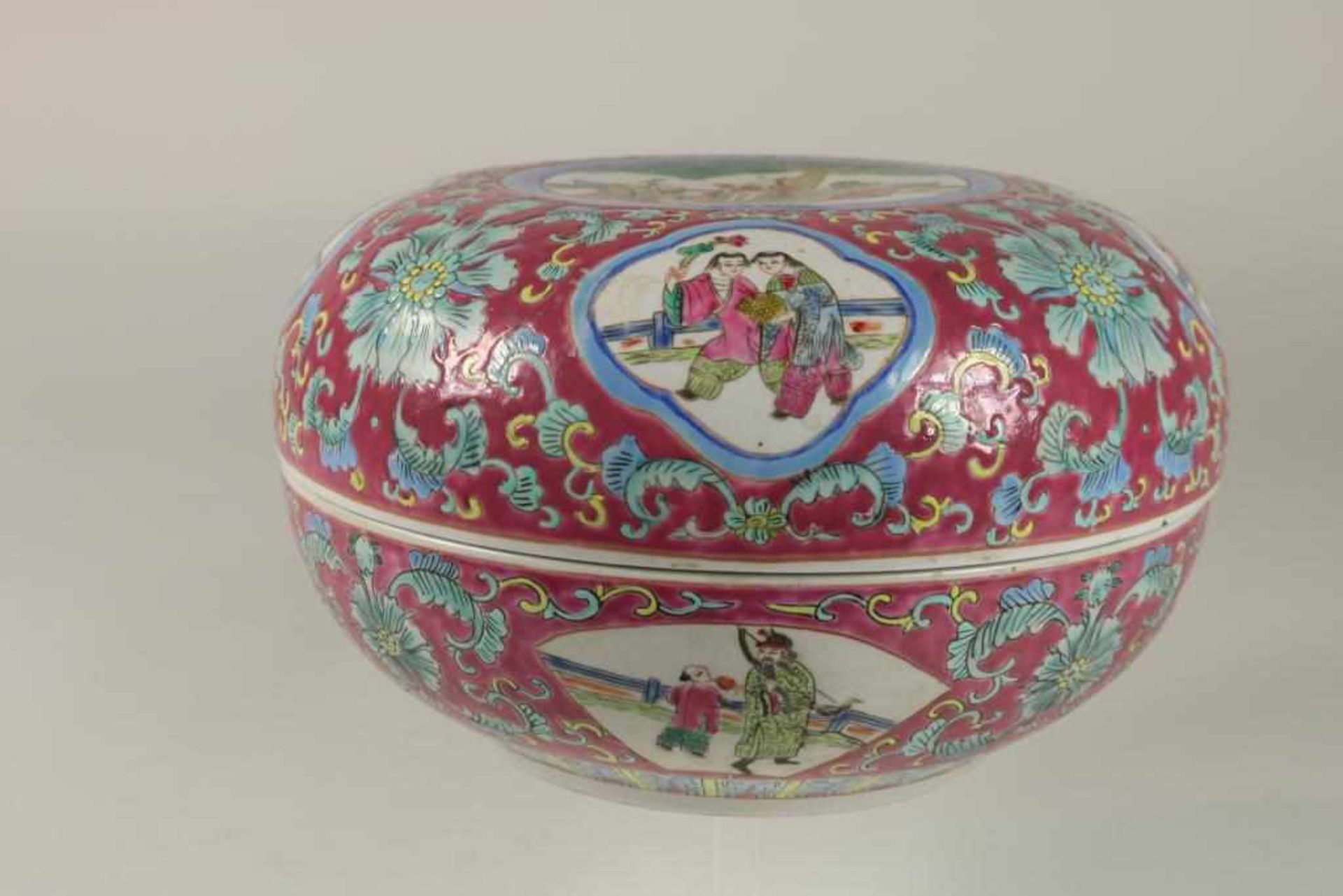 Porcelain Famille-Rose bowl with cover, decorated with figures, marked with sealmark, China 20th