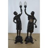 Stel bronzen sculpturen met verlichting gedragen door Moorse man en vrouw, h. 153 cm.