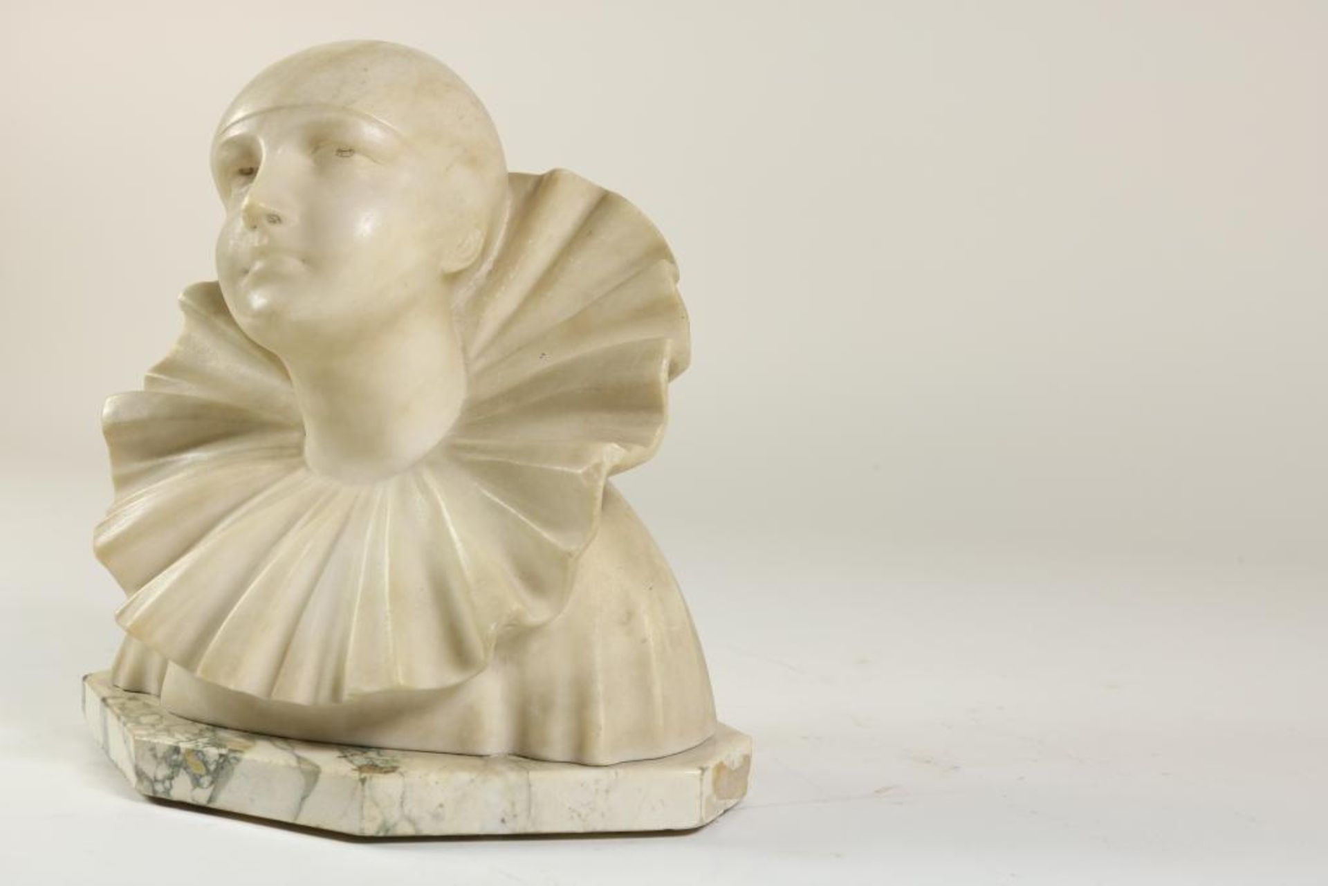 Albasten Art Deco buste van pierrot op marmeren voet, ges. A. Gentili, h. 24 cm. - Bild 2 aus 4