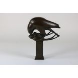 Bronzen sculptuur met voorstelling van twee vogels, ges. op voet Schmitt-Dittfurt, h. 25 cm.