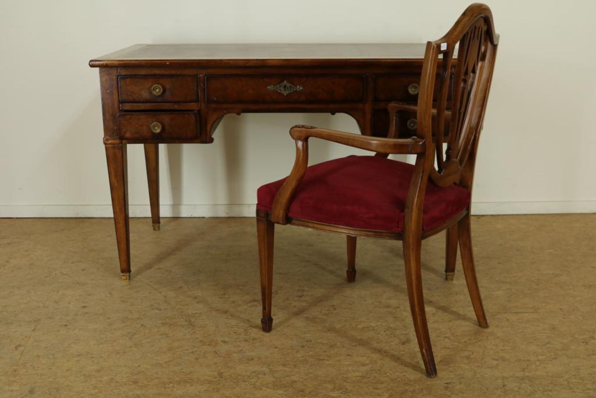 Kersenhouten bureau met roodleer ingelegd blad, 5 laden en 2 trekblaadjes, h. 78, br. 125, d. 65 cm.