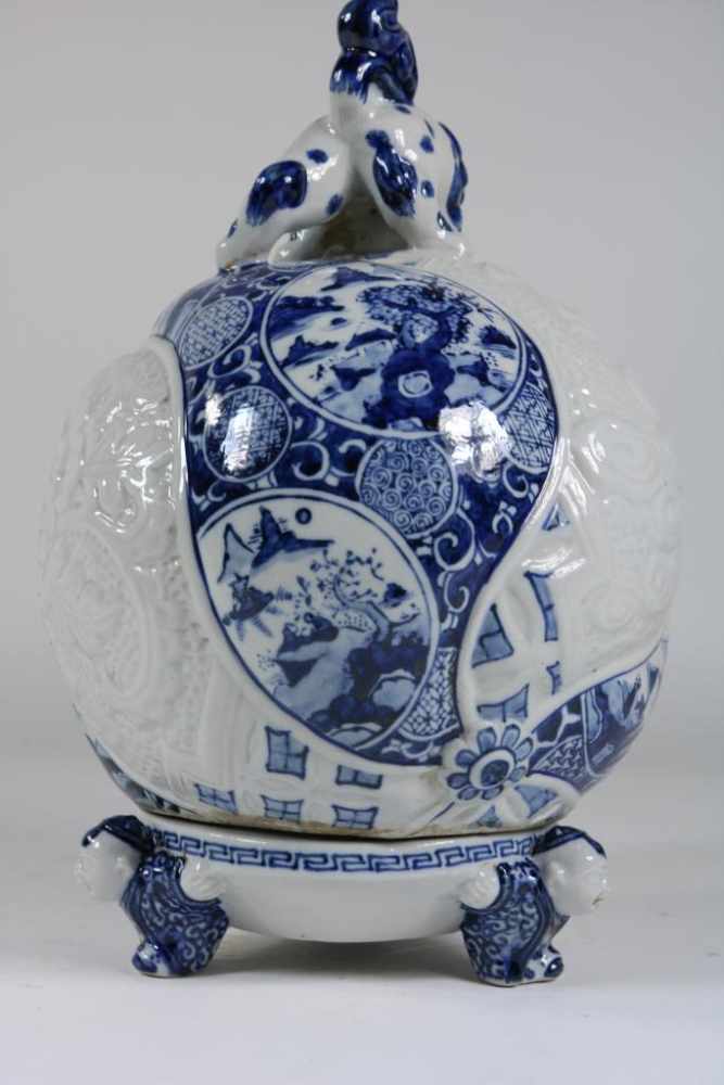 Porcelain koro (Incense Burner) with Foo-dog, Japan 20th century, h. 33 cm.Porseleinen - Image 3 of 6