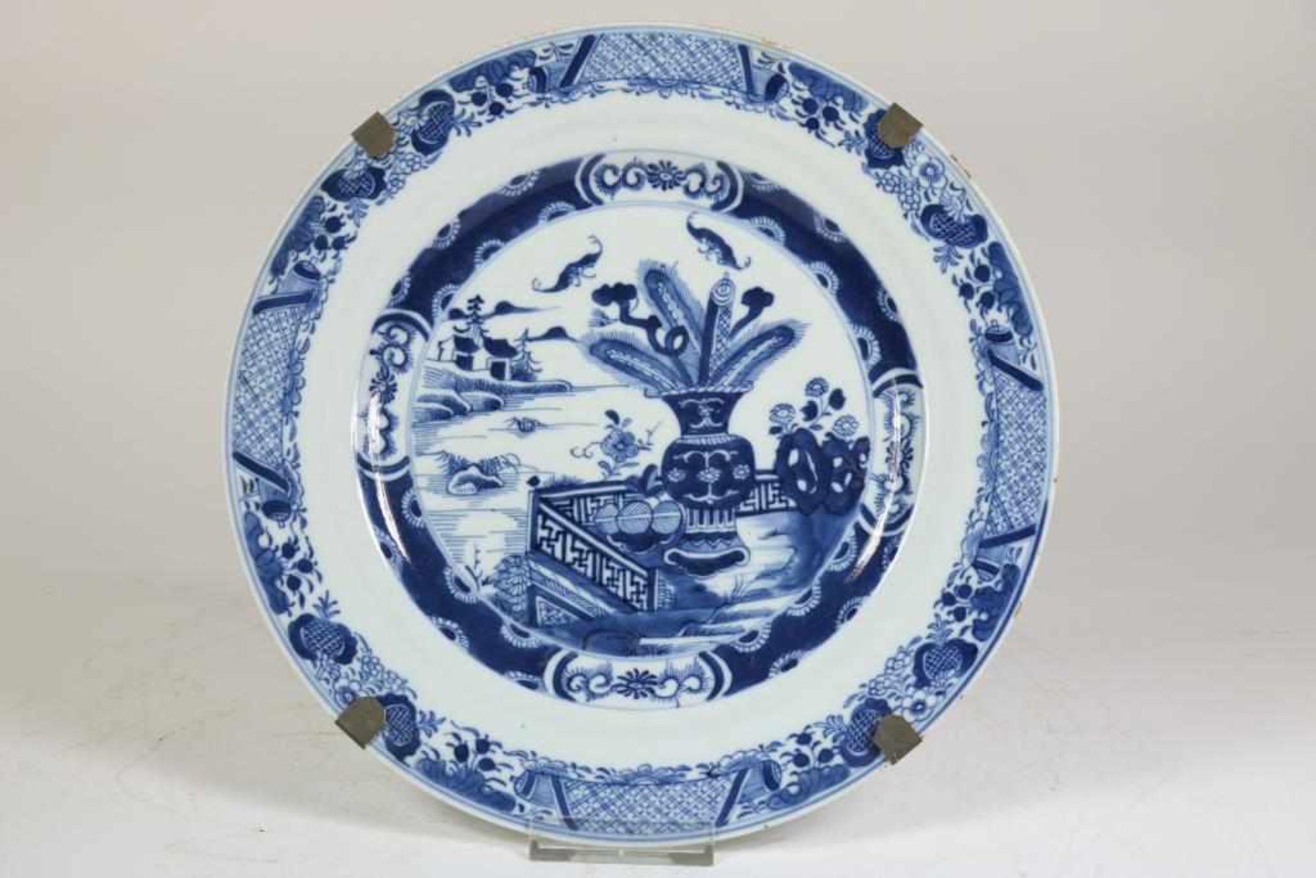 Porcelain dish with flower basket and bads, China 18th century, and 2 Qianlong dishes, China 18th - Bild 4 aus 7