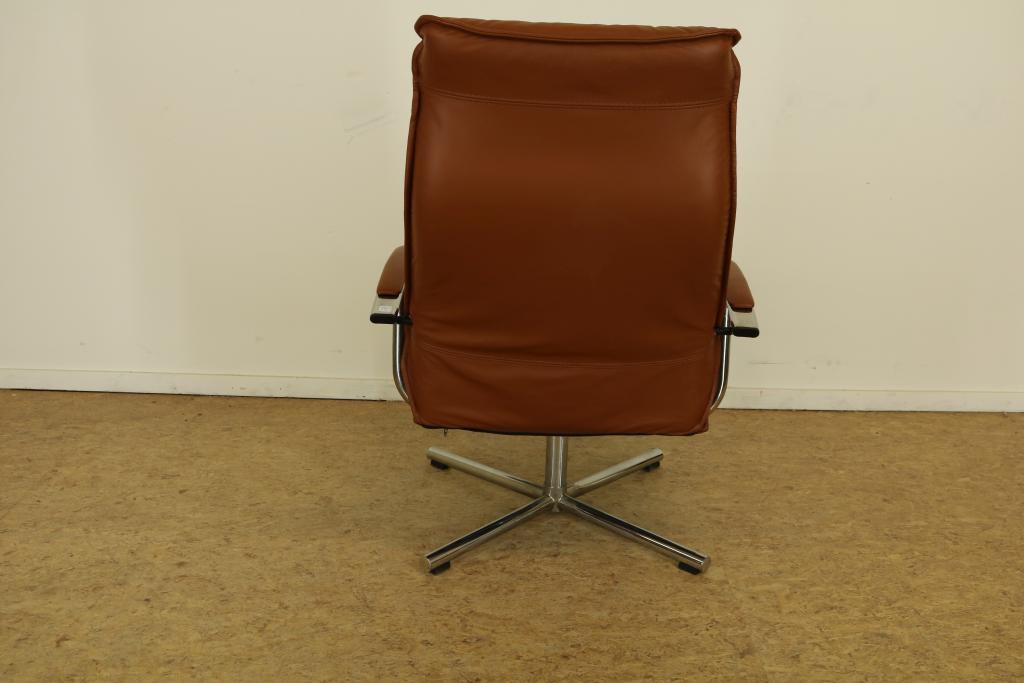 verchroomde design fauteuil met bruinleer bekleed. - Image 2 of 2