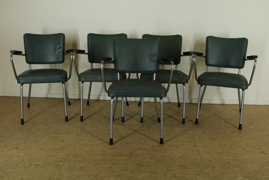 A set of 6 retro design chrome diningchairsSet van 5 retro chromen eetkamerstoelen met bakalieten