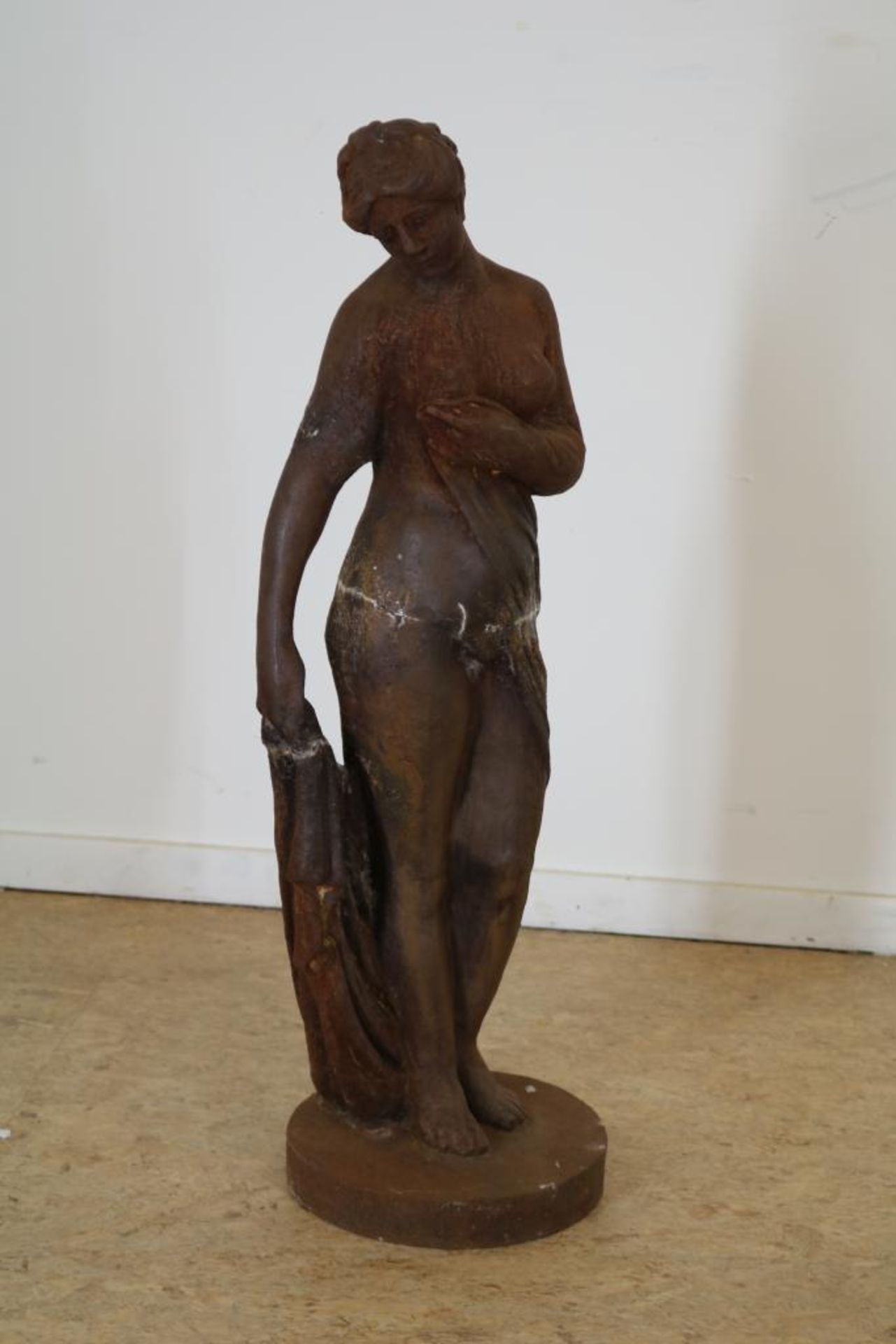 Gietijzeren tuinsculptuur van Venus, h. 83 cm. (gebroken)