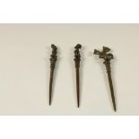 Lot of 3 bronze hair needles, Mali, Dogon, 13 cm.Lot van 3 bronzen haarnaalden, 2 bekroond met