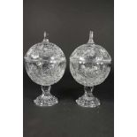 Pair of crystal bonbonieres on base, h 35 cm.Stel kristallen bonbonieres op hoge voet, h. 35 cm.