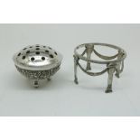 A silver incens burner, Indonesia, 800/000, gross w. 212 gr. with non-precious stand.Een zilveren