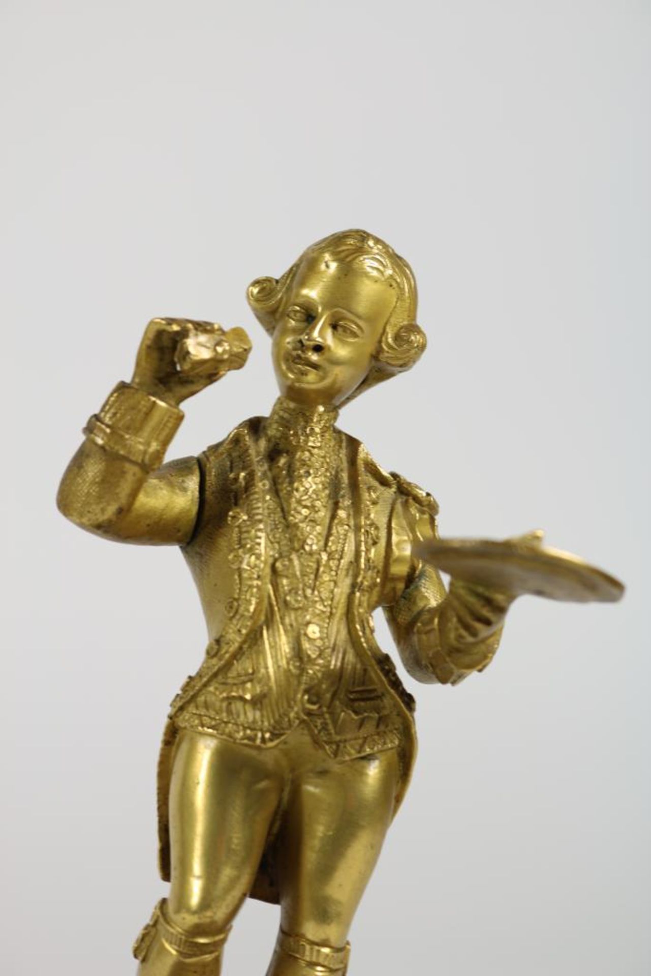 Bronzen sculptuur van dienstbode in 18e eeuwse kledij met dienblad en brief op marmeren voet, h. - Bild 2 aus 4