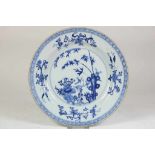 Porcelain Qianlong dish, China 18th century, diam. 28 cm.Porseleinen Qianlong schotel met centraal