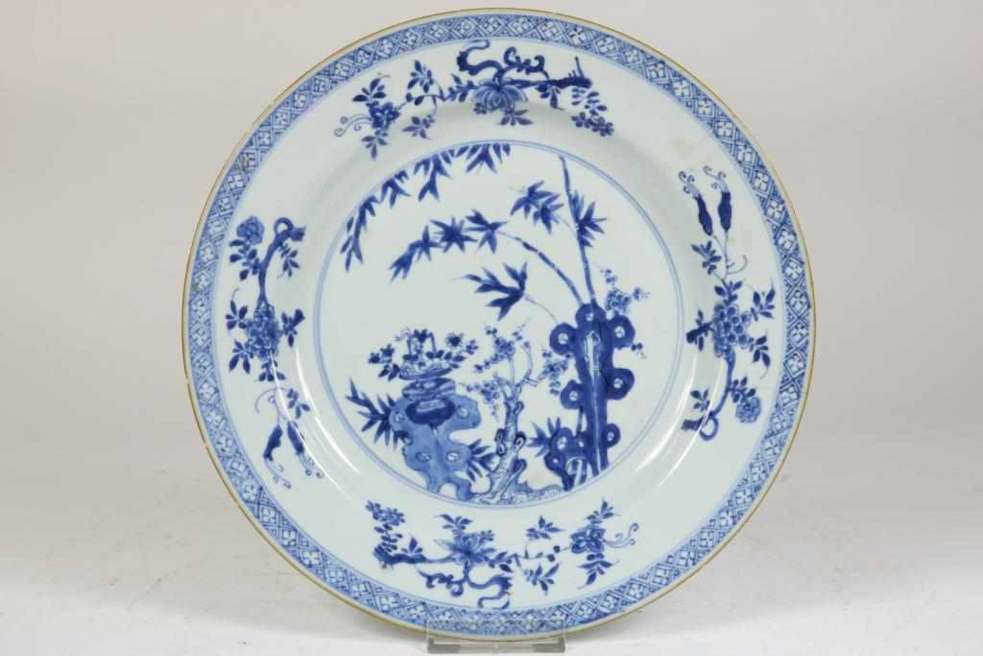 Porcelain Qianlong dish, China 18th century, diam. 28 cm.Porseleinen Qianlong schotel met centraal