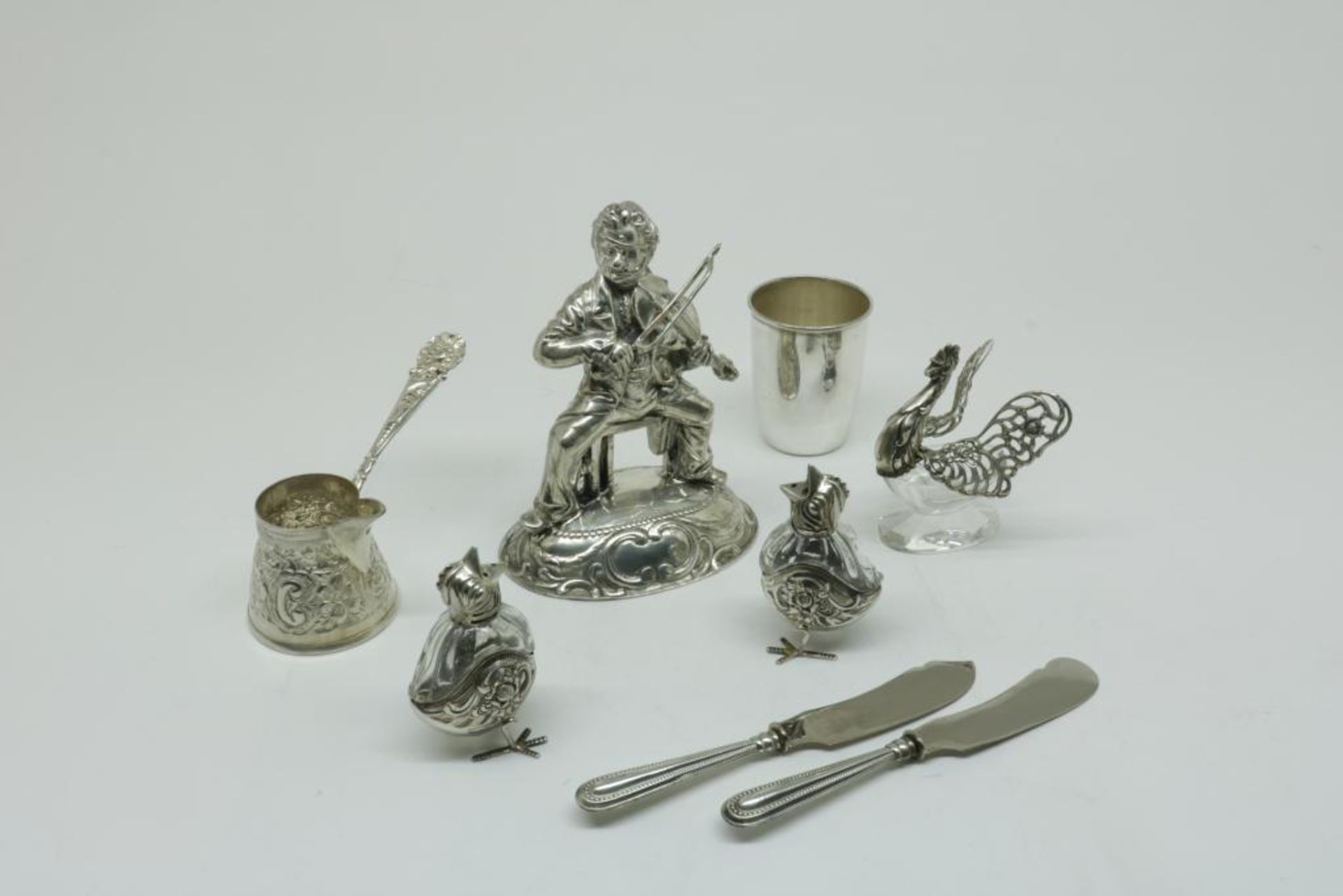 Lot div. silver objects, ao. a violin player, majority 835/000, gross w. 778gr.Lot div. zilver,