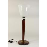 Art Deco tafellamp op houten voet en melkglazen tulpkap, h. 62 cm.