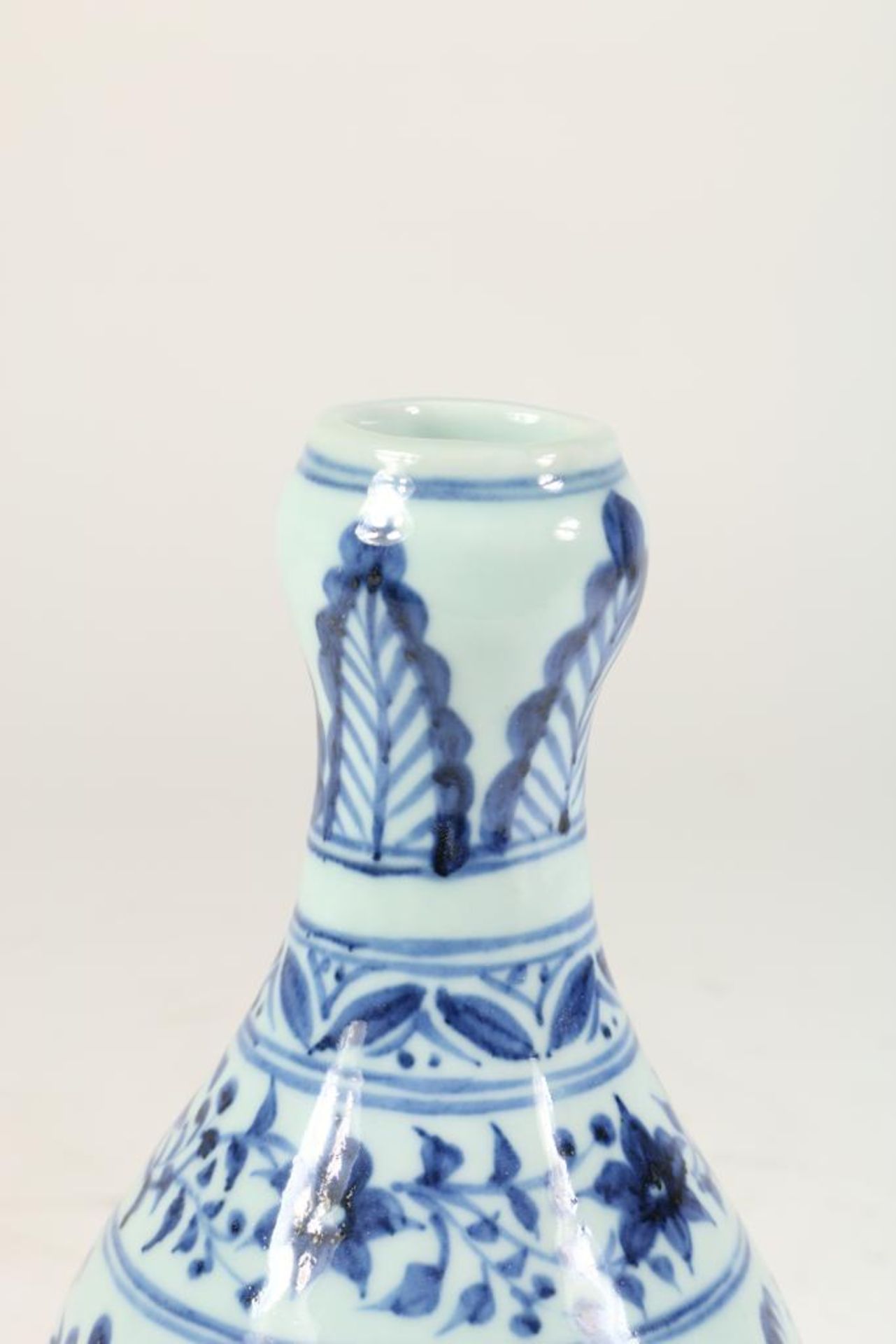 Porseleinen Ming-stijl baluster vormige vaas met bloemdecor, China 20e eeuw, h. 23 cm. - Bild 2 aus 3