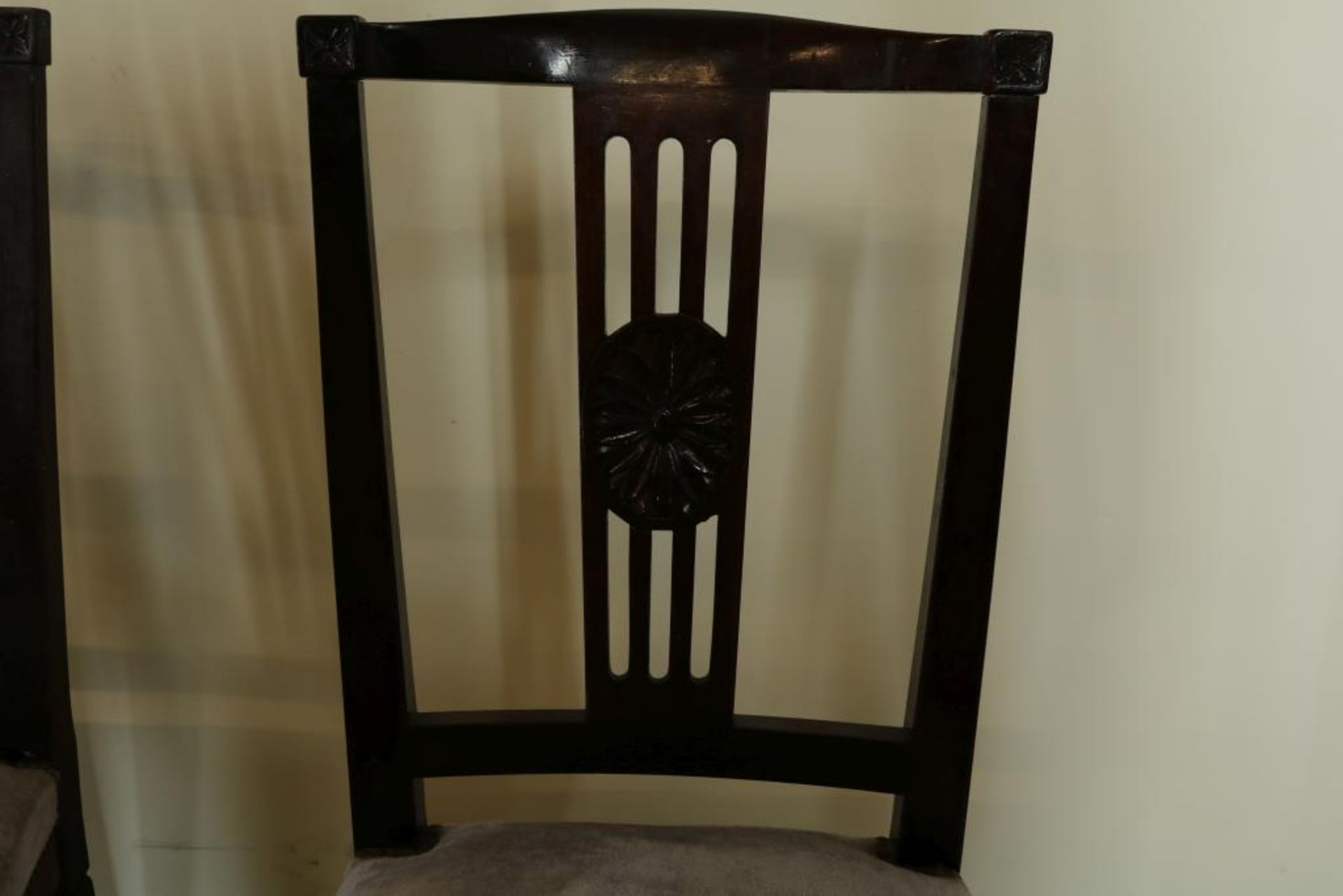 Serie van 8 gelakt houten stoelen met gestoken motieven, bekleed met paars velour - Bild 3 aus 3